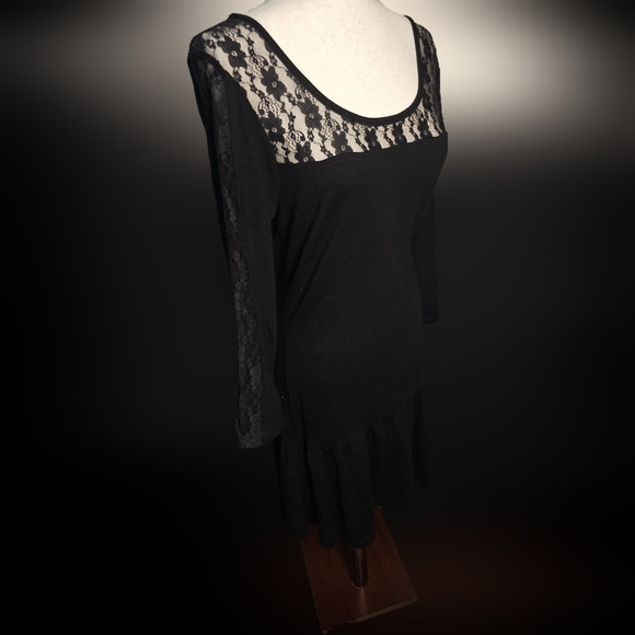 Elegant Black Lace Dress By Venus.  Size 40. - Picture 4 of 10